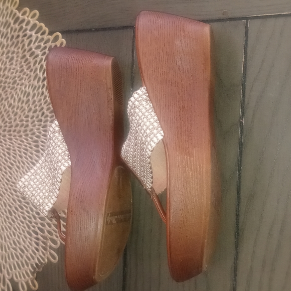 Contesa by Italian Shoemakers brown wedges - Picture 2 of 6